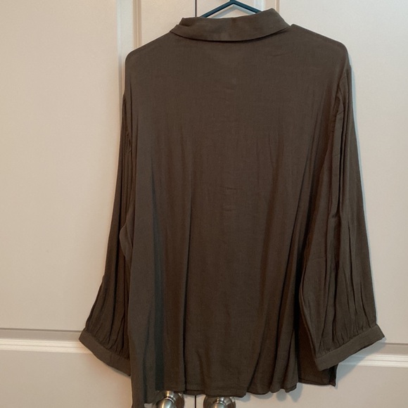 3/4 sleeve button top - Picture 4 of 7